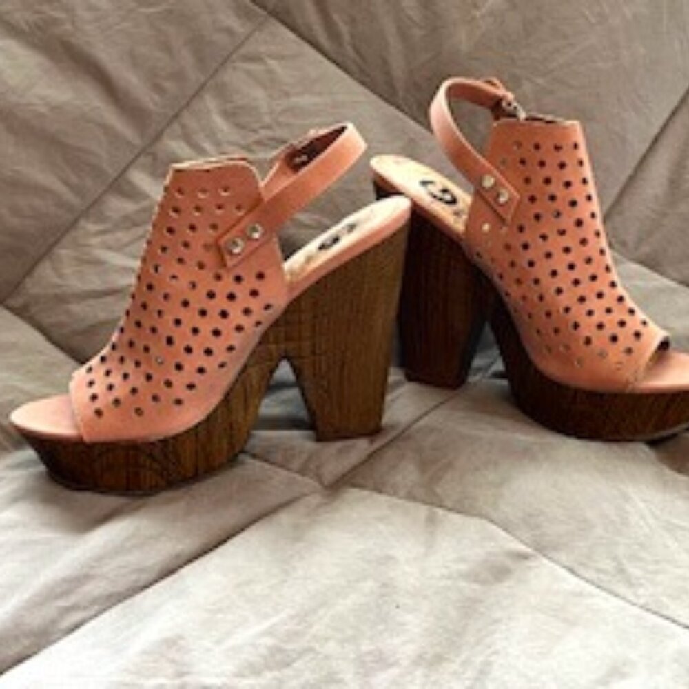 Guess Peep-Toe w/ Hole-Punch Design Platform Sandal  SZ.8.5